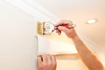 Pose de papier peint à Bruniquel — revêtements muraux et toiles de verre